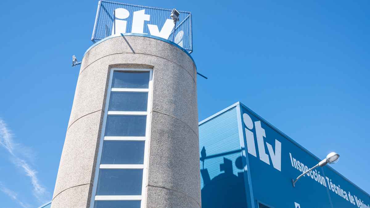 Estación ITV para pasar la inspección técnica de vehículos y evitar multas por ITV caducada