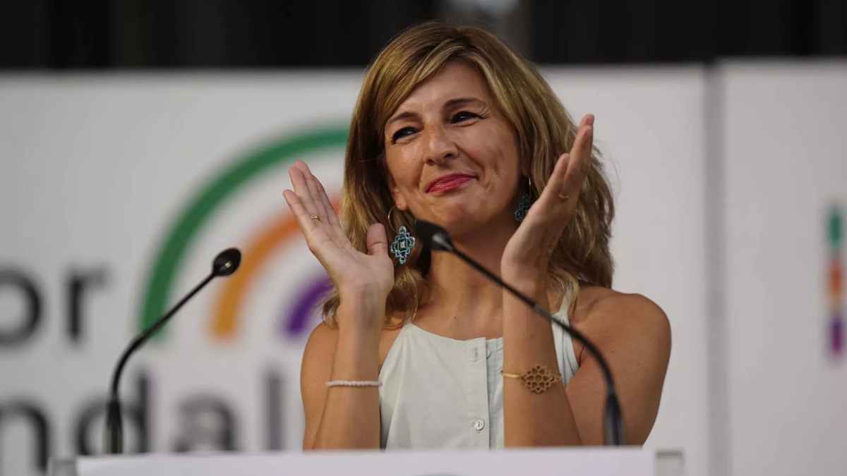 Yolanda Díaz, ministra de Trabajo, aplaudiendo tras anunciar multas por mensajes laborales fuera de horario, según el Estatuto de los Trabajadores