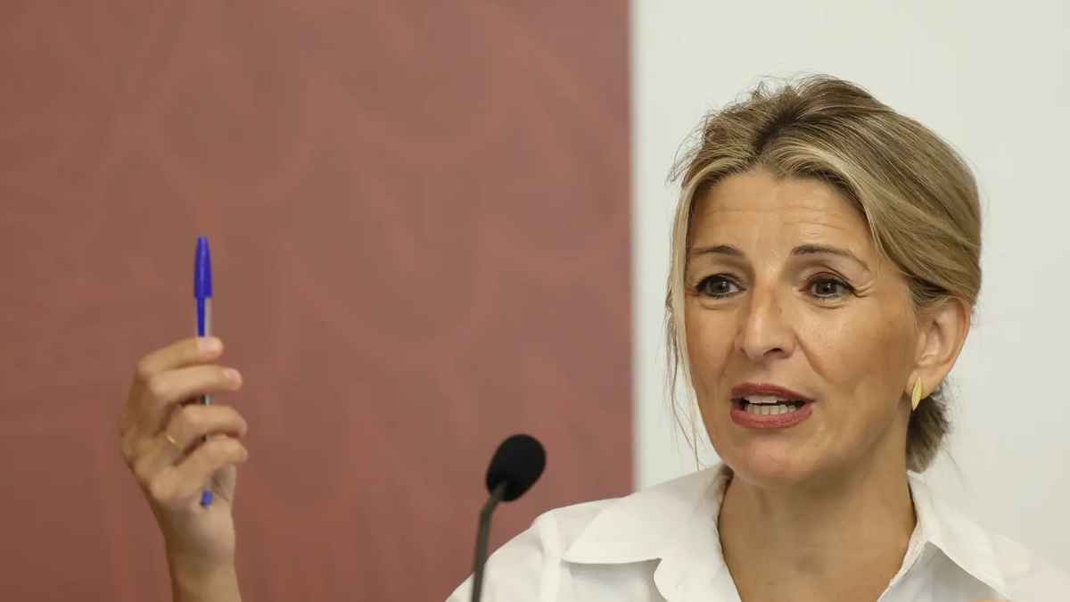 Ministra de Trabajo explicando multas a empresas por contratos no escritos según Estatuto Trabajadores