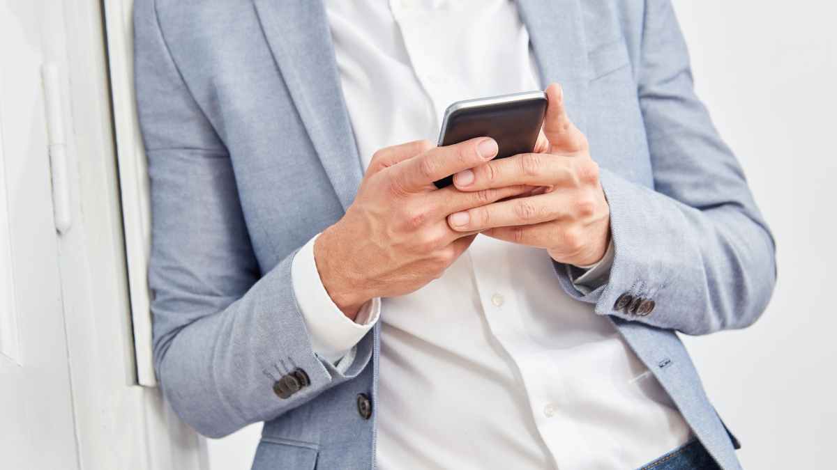Hombre utilizando en su móvil la nueva app para saber si sus monedas son valiosas