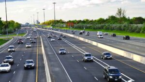 La DGT estrena pegatina para unos pocos afortunados: La nueva señal que permite alcanzar los 150 km/h de forma legal