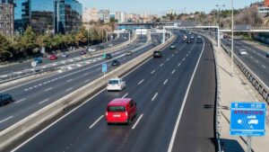 Cuidado con la nueva señal de la DGT que te quita 4 puntos y 200 euros: muchas personas aún no la conocen
