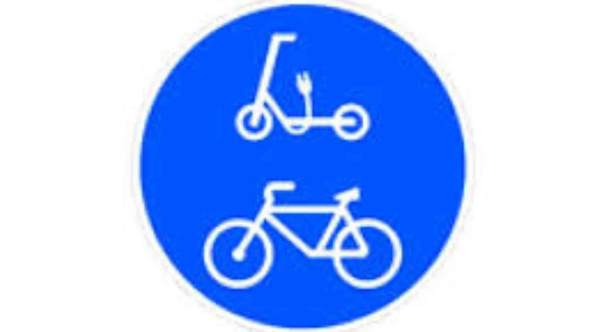 Nueva señal DGT azul indicando uso exclusivo para patinetes y bicicletas