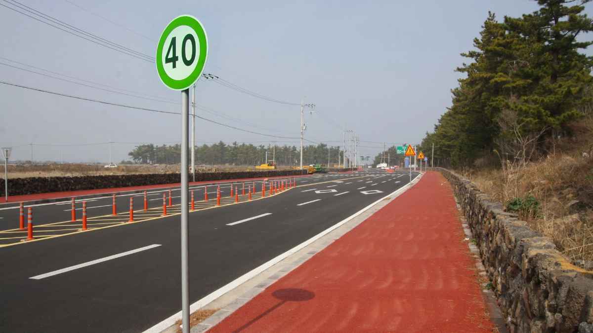 Nueva señal verde de tráfico indicando velocidad recomendada a 40 km/h en una carretera europea