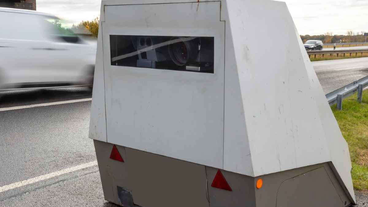 Nuevo remolque radar móvil controlando velocidad en carretera