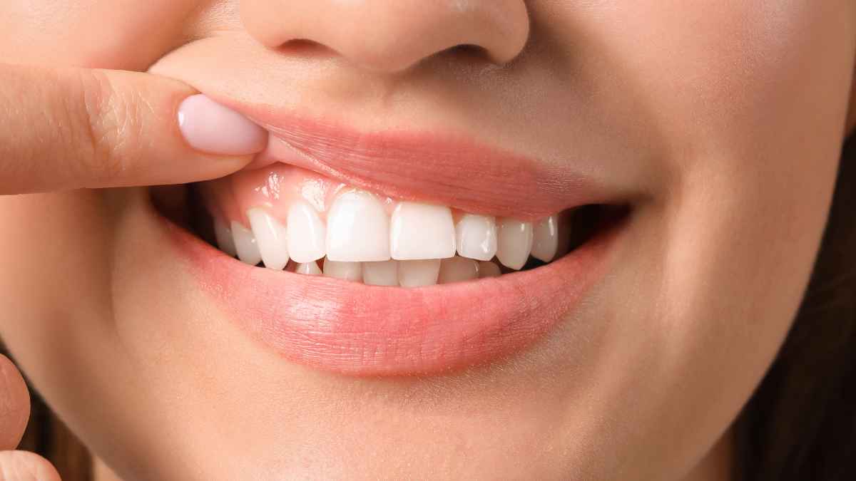 Mujer sonriendo con dientes blancos tras aplicar el truco de la odontóloga para que el café no manche la sonrisa