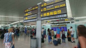 “Surrealista”: unos padres dejan a su hijo de 10 años solo en el aeropuerto de Barcelona-El Prat porque tenía el pasaporte caducado y no querían perder sus vacaciones