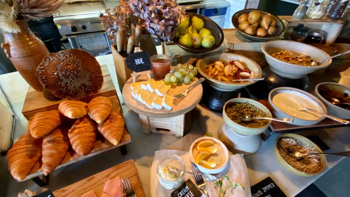 Pan de decoración en buffet de hotel junto a croissants y queso brie