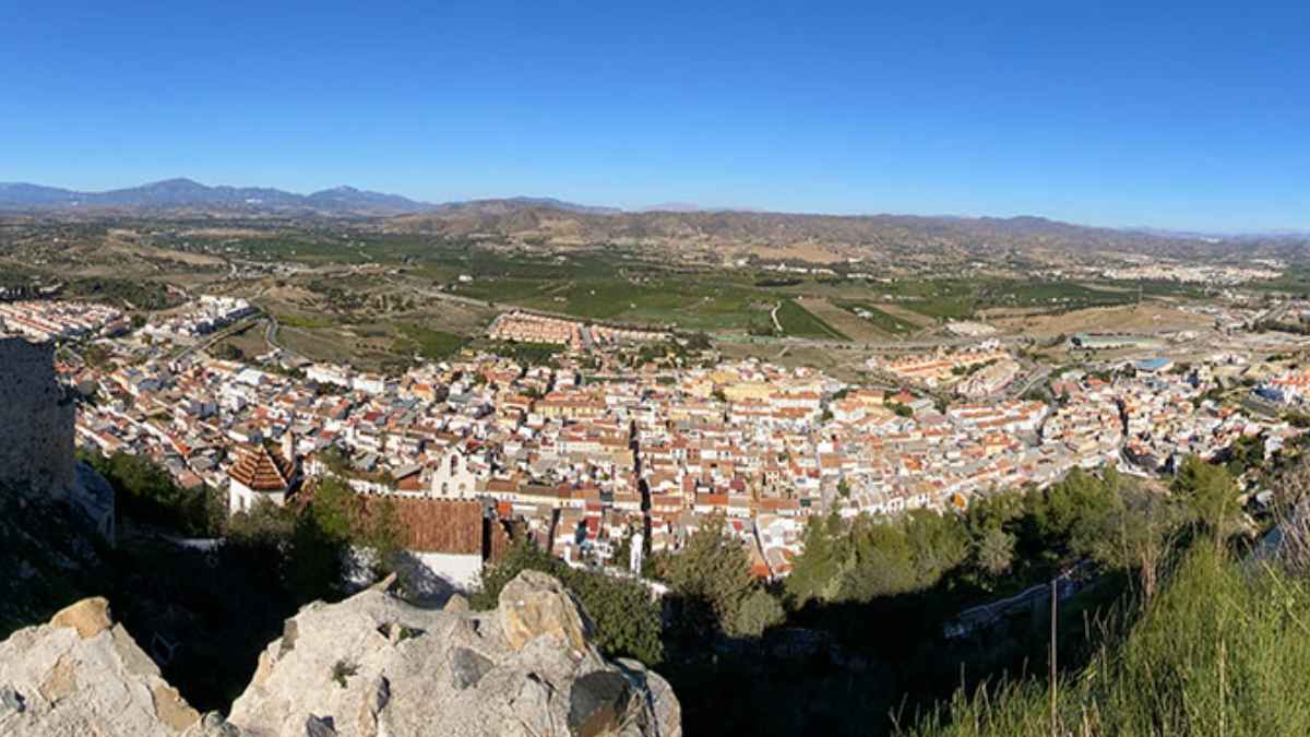 Vista panorámica de Cártama desde una parcela en venta, ideal para chalet en Málaga.