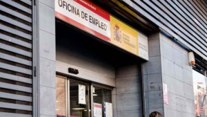 El paro será incompatible con la prestación por nacimiento o adopción: así lo ha confirmado el SEPE