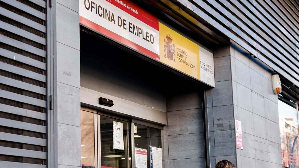 Oficina de empleo del SEPE donde informan sobre la incompatibilidad del paro con la prestación por nacimiento o adopción.