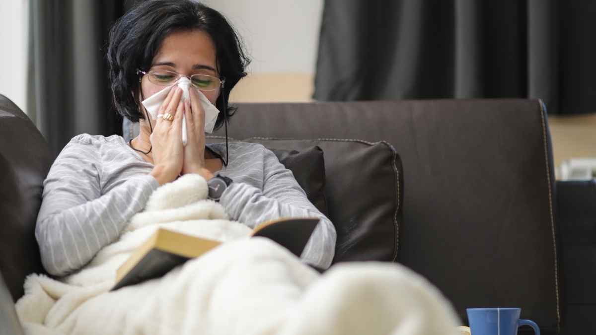 Mujer enferma en casa pidiendo la baja médica aunque falte solo un día al trabajo