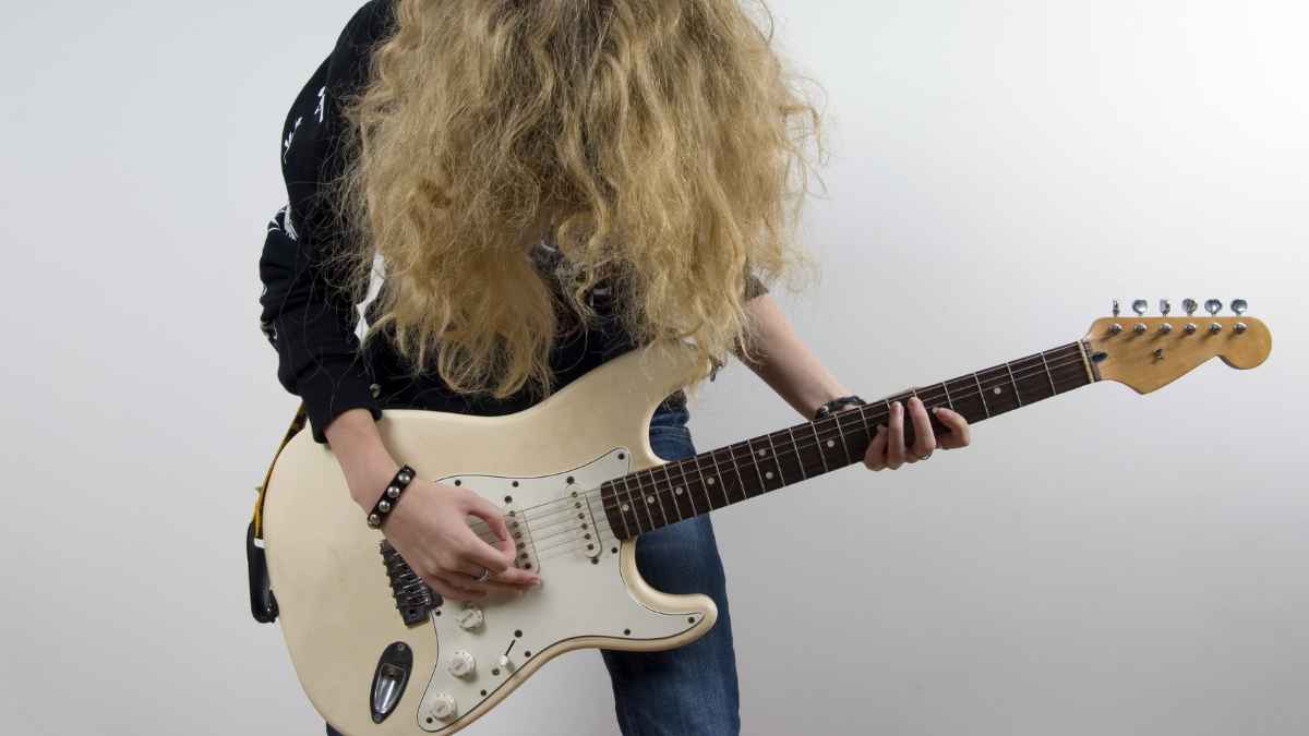 Hombre tocando heavy metal tras conseguir pensión por incapacidad permanente
