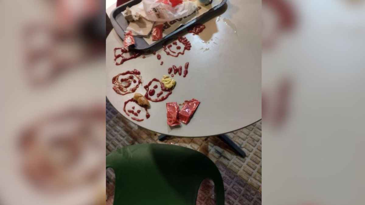Mesa de restaurante pintada con caras hechas con kétchup por niños