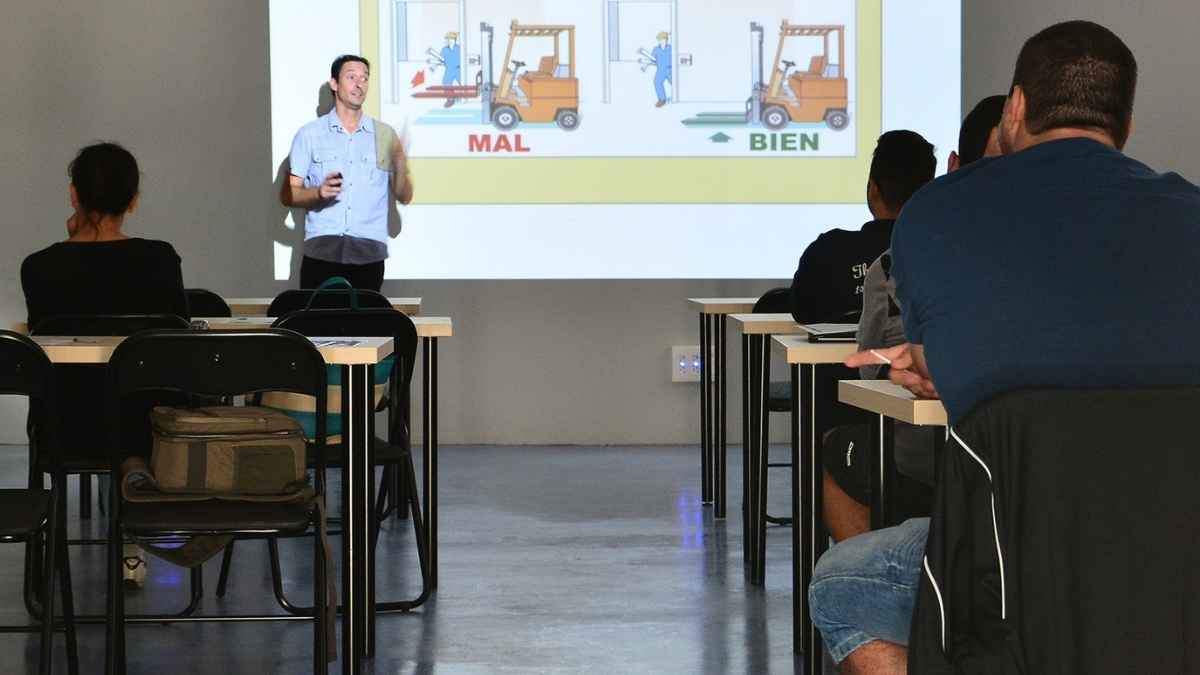 Alumnos asistiendo a la presentación de los cursos de acceso a FP en La Rioja