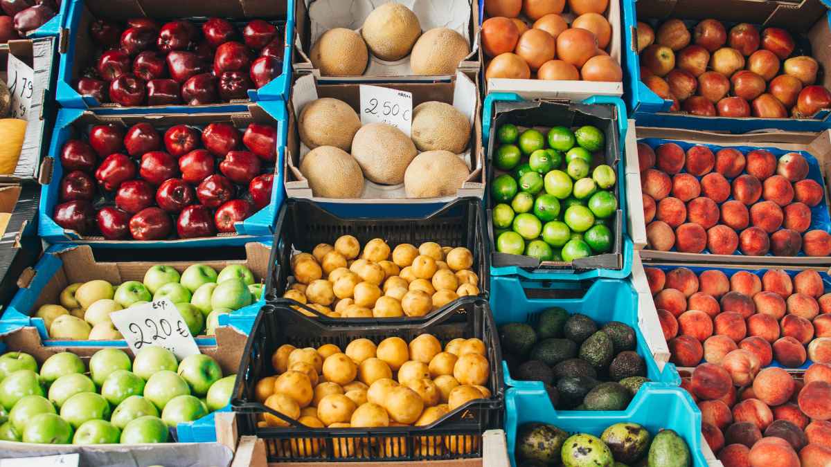 Frutas en cajas en la frutería donde la Policía Nacional detuvo a la trabajadora por devoluciones falsas