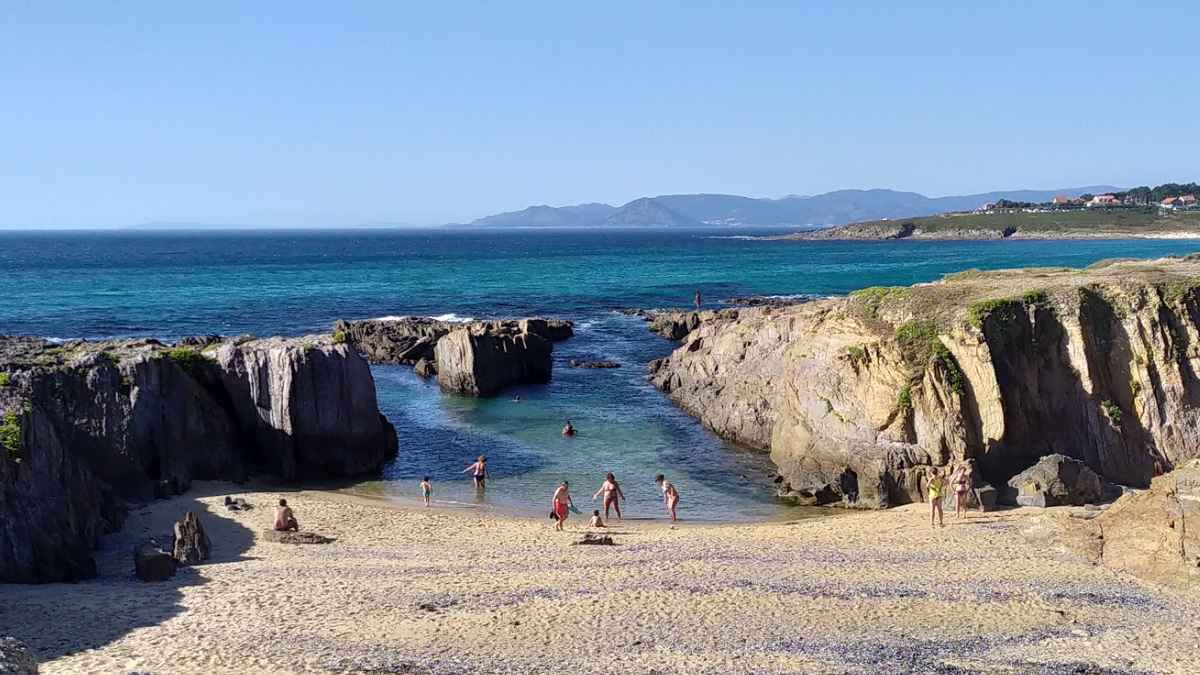 Vista panorámica de Praia das Furnas en Porto do Son, Galicia, famosa por su resonancia acústica marina