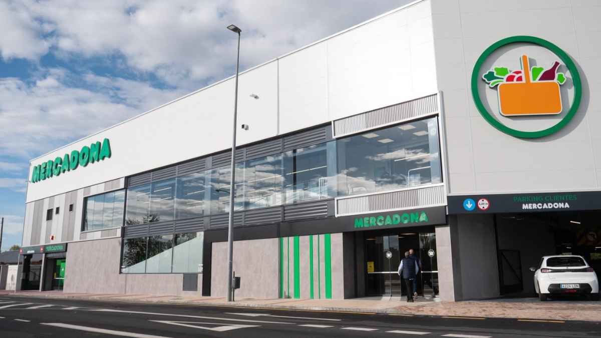 Fachada exterior supermercado Mercadona donde venden limpiador barato para sartenes