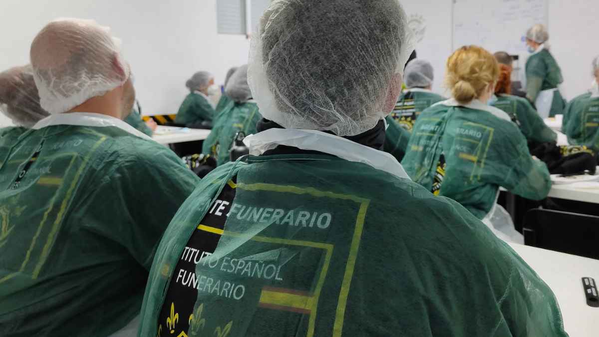 Formación de tanatopractores en España, profesión poco habitual con sueldo hasta 2.000 euros al mes