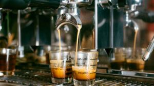 Un profesor quiso pedir un café en una terraza madrileña y la respuesta del camarero dejó a las redes “encendidas”
