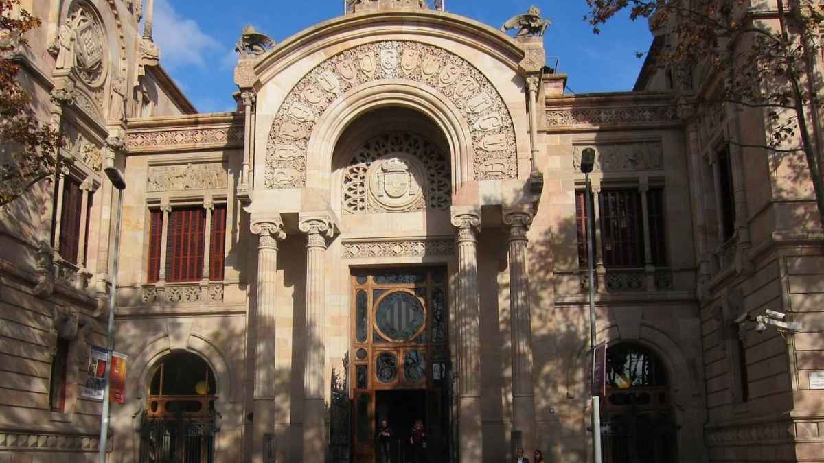 Fachada del Tribunal Superior de Justicia de Cataluña que declaró improcedente el despido de un profesor universitario tras 18 años con contratos temporales.