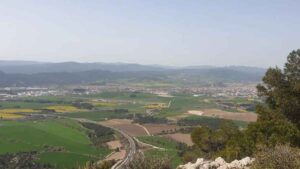 El gancho de un bonito pueblo catalán: casa sin hipoteca, ayuda de 15.000 euros y un mini‑súper para gestionar