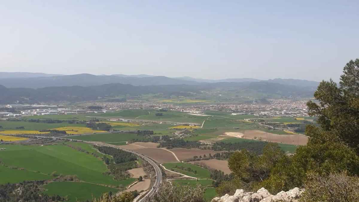 Castellolí, pueblo catalán que ofrece casa sin hipoteca y ayuda de 15 000 euros, visto desde el mirador con campos y montañas de fondo