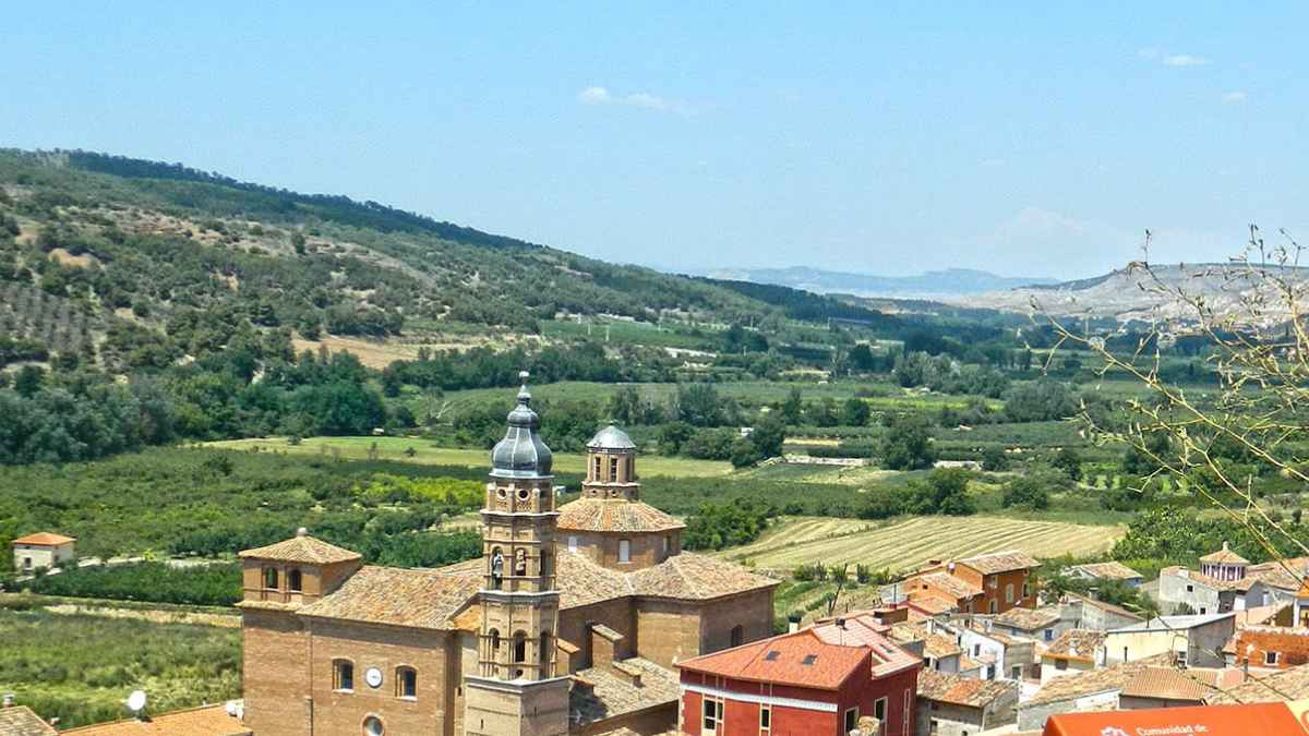 Vista aérea de Villafeliche, el pueblo más feliz de España en Aragón, con su iglesia barroca y entorno medieval