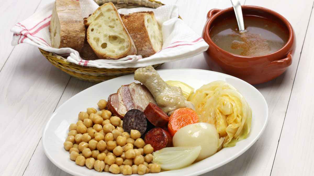 Menú completo barato con cocido casero, pan y postre en pueblo sevillano