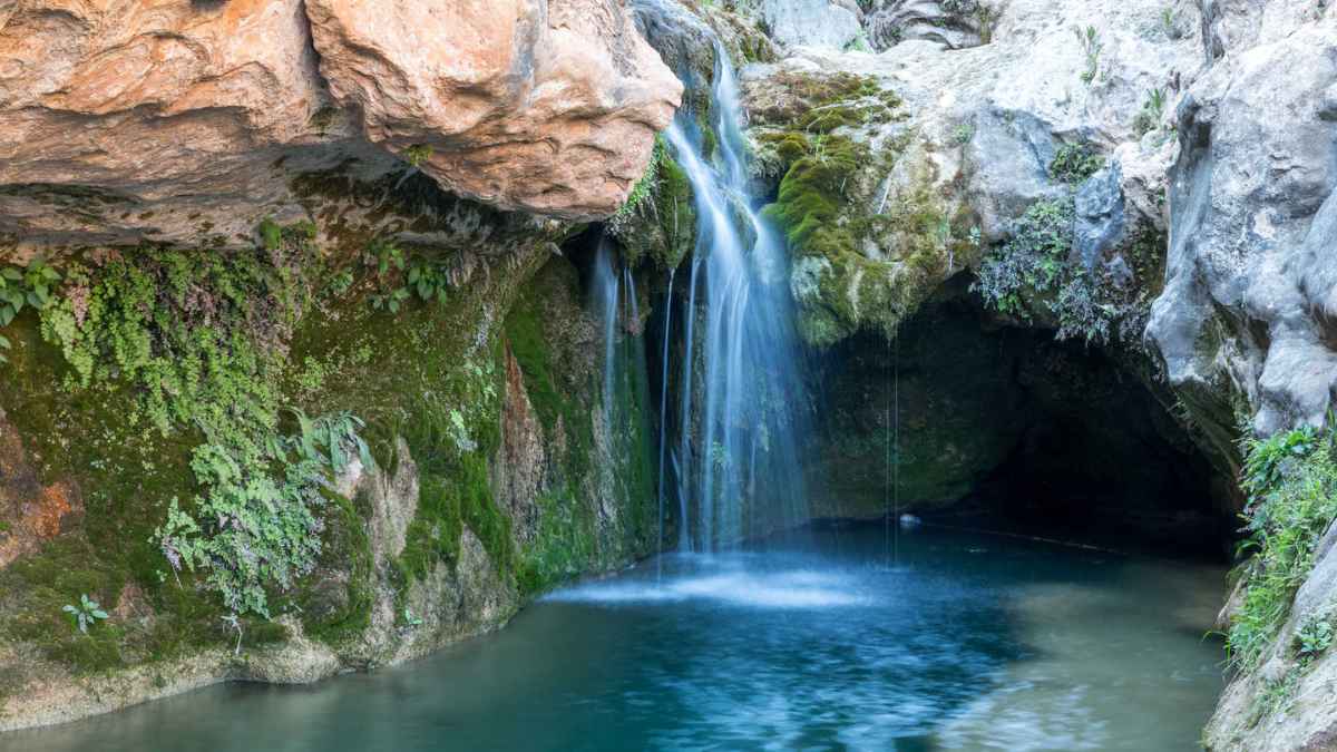 Piscinas naturales y cascada del Caracol en Bolbaite, pueblo valenciano cerca de Teruel