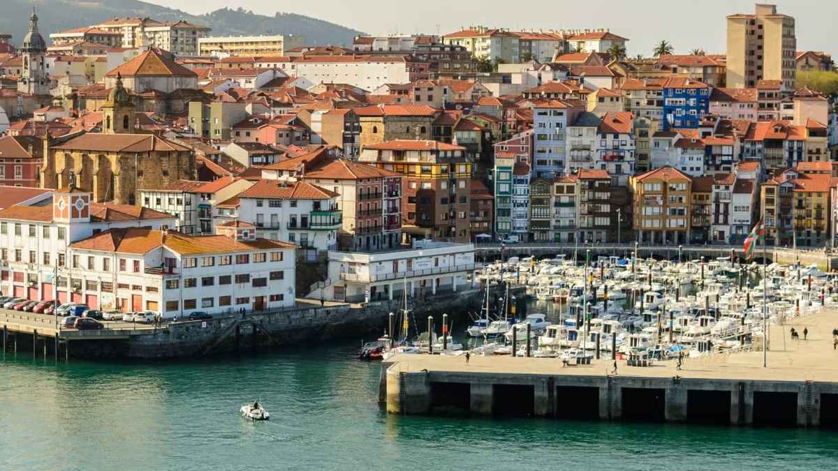 Vista panorámica del pueblo vasco de Bermeo, con viviendas baratas cerca del mar