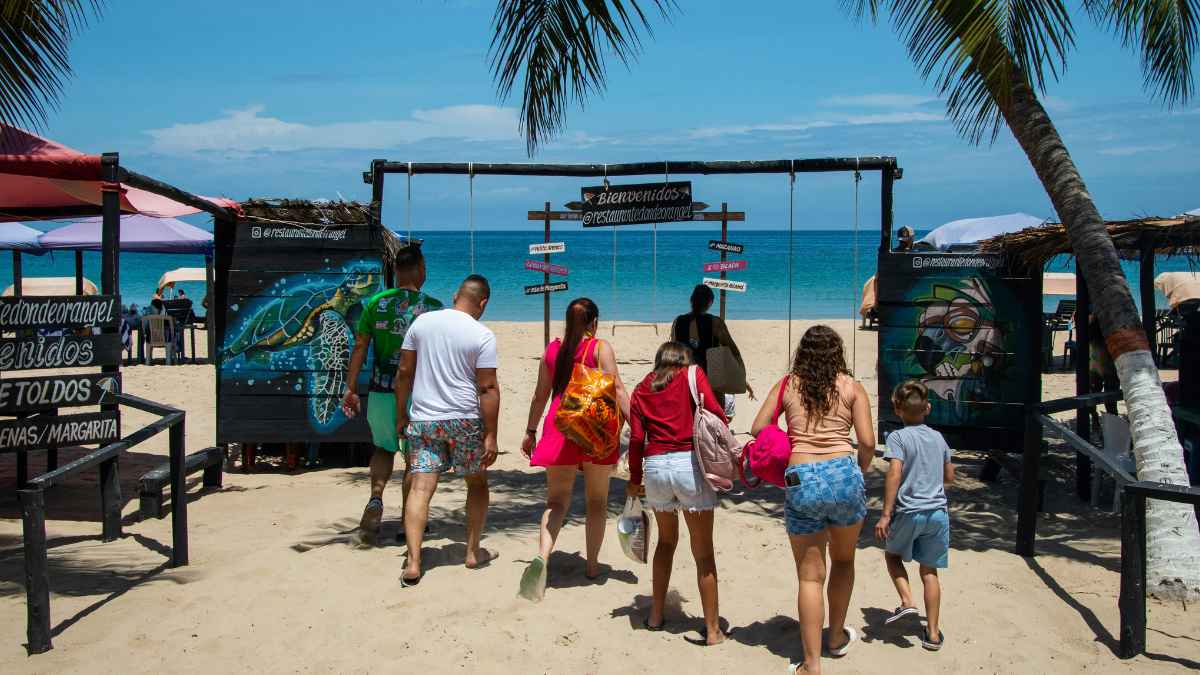 Familia disfrutando puente festivo del 25 de julio de 2025 en la playa