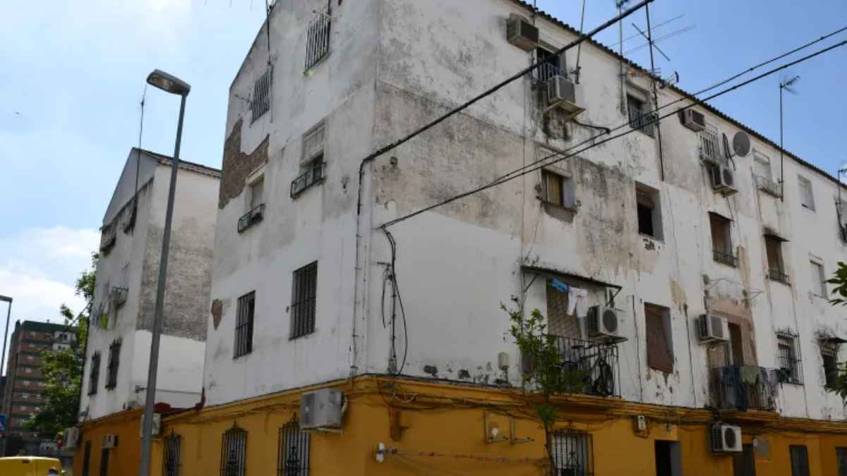 Estado actual de las viviendas en la barriada de Los Pajaritos en Sevilla antes de la rehabilitación financiada por el Ayuntamiento