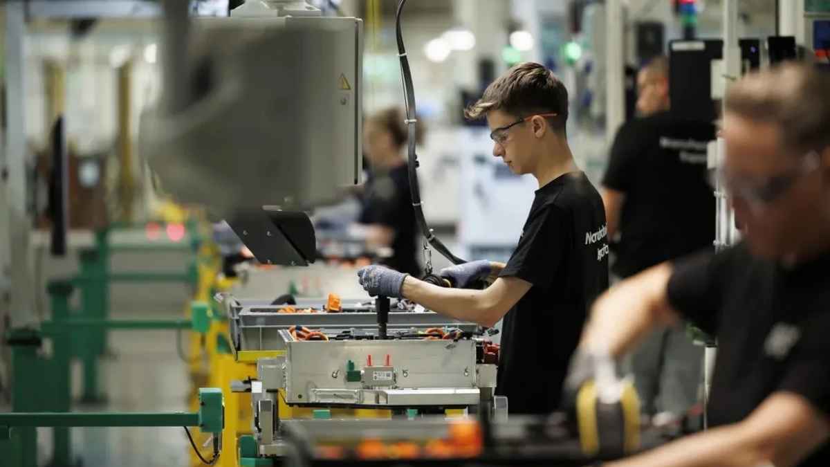 Trabajadores en la planta de reacondicionamiento Renault en Valladolid manipulando baterías.