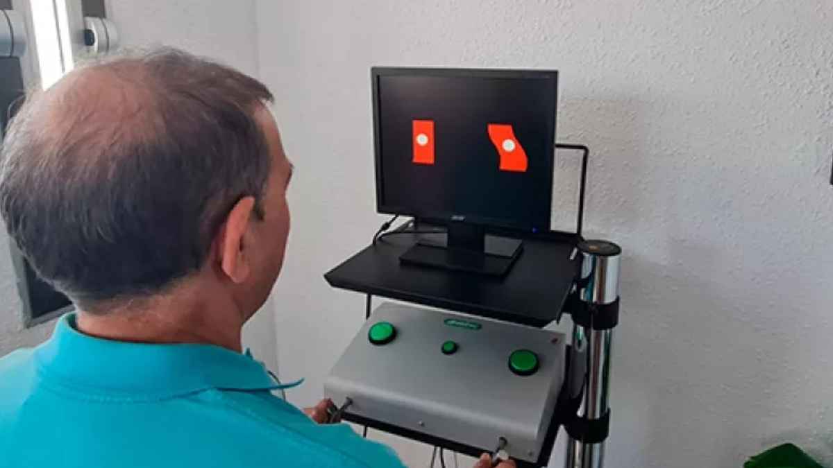 Hombre mayor realizando la prueba médica obligatoria para renovar el carnet de conducir según la nueva normativa de la DGT