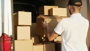 Un repartidor es despedido tras acudir a su trabajo con síntomas de estar borracho y falsificar más de 25 pedidos