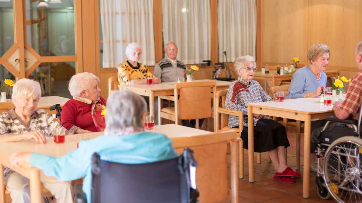Personas mayores conviviendo en una residencia de ancianos, donde una mujer de 38 años decidió vivir pagando 280 euros al mes.