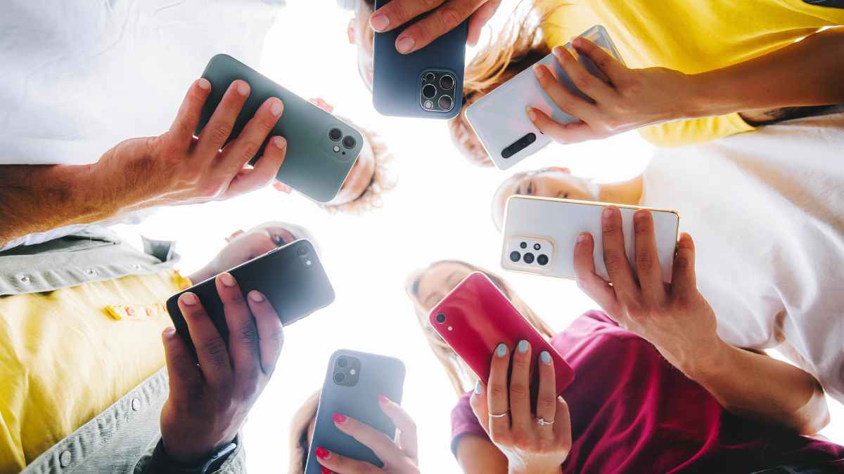 Grupo de adolescentes con teléfonos móviles participando en retos virales peligrosos