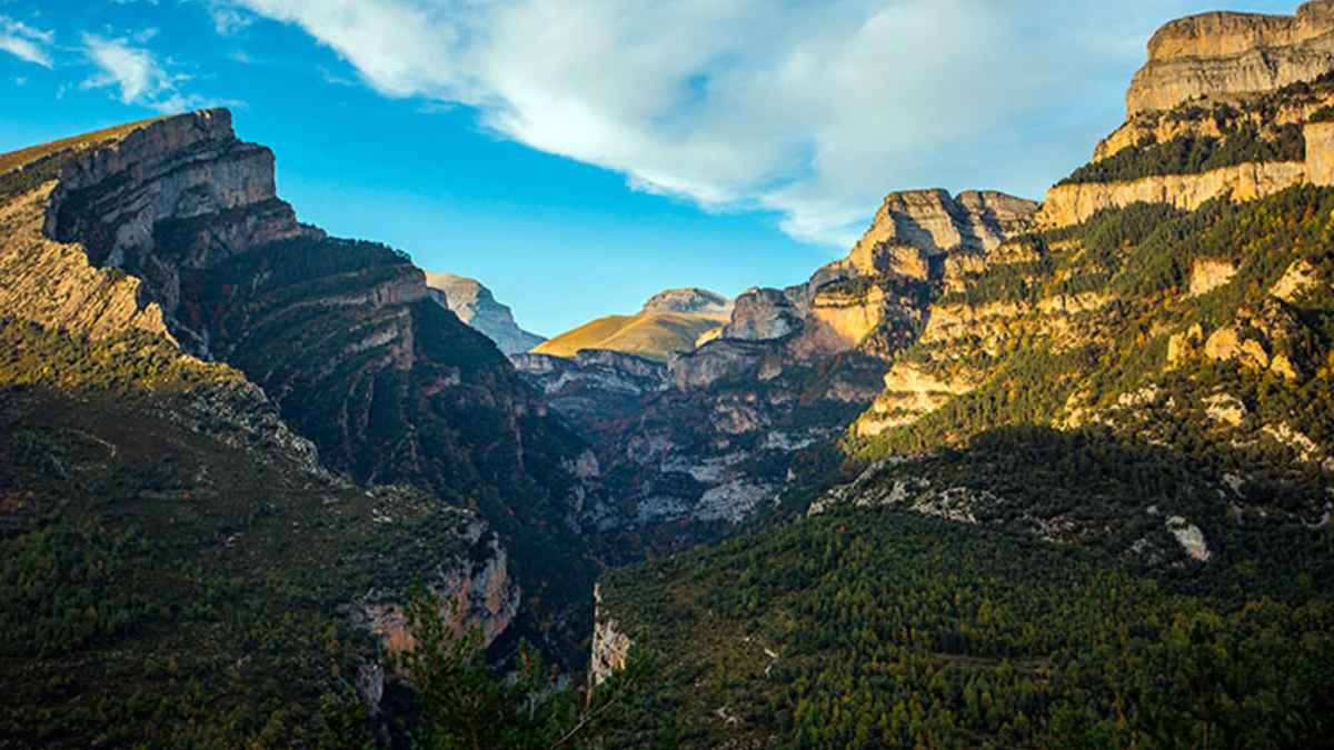 Vista panorámica del Gran Cañón de Europa en el Pirineo aragonés con acantilados y bosques