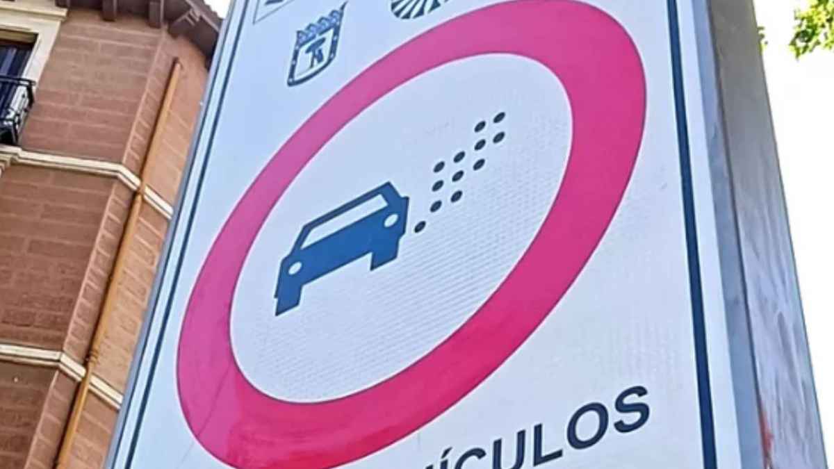Señal R-120 de la DGT que prohíbe el acceso a vehículos sin etiqueta ambiental en Zonas de Bajas Emisiones