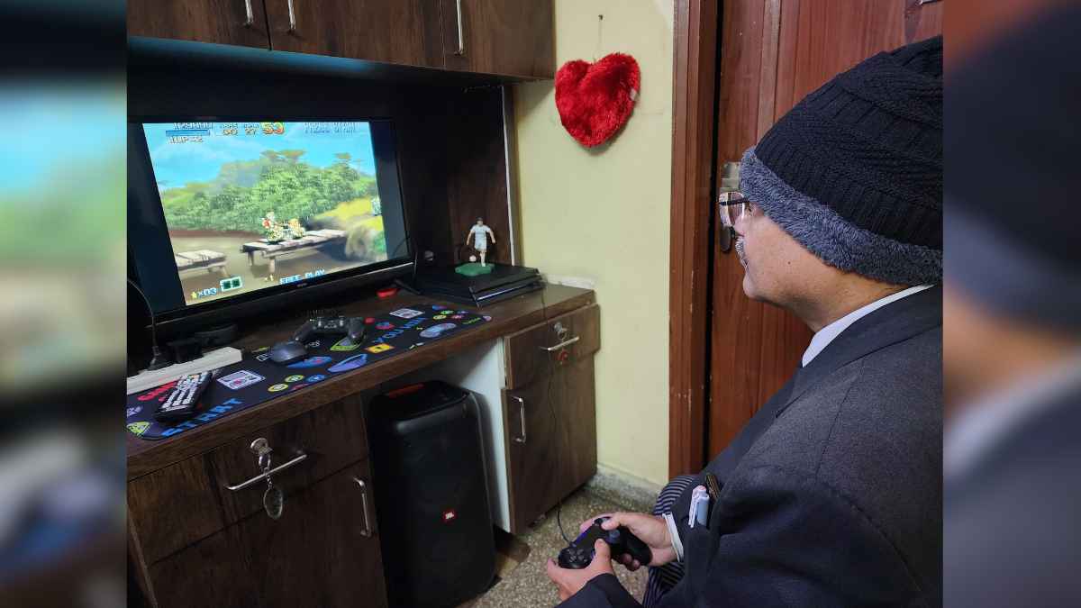 Padre emocionado jugando con una PlayStation 4 Pro tras años usando PlayStation 2 con su hijo.
