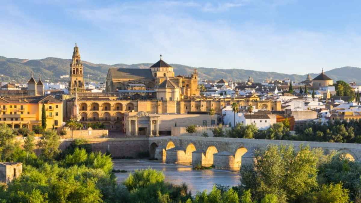Vista panorámica de Córdoba, ciudad con viviendas en subasta desde 6.000 euros por la Seguridad Social.