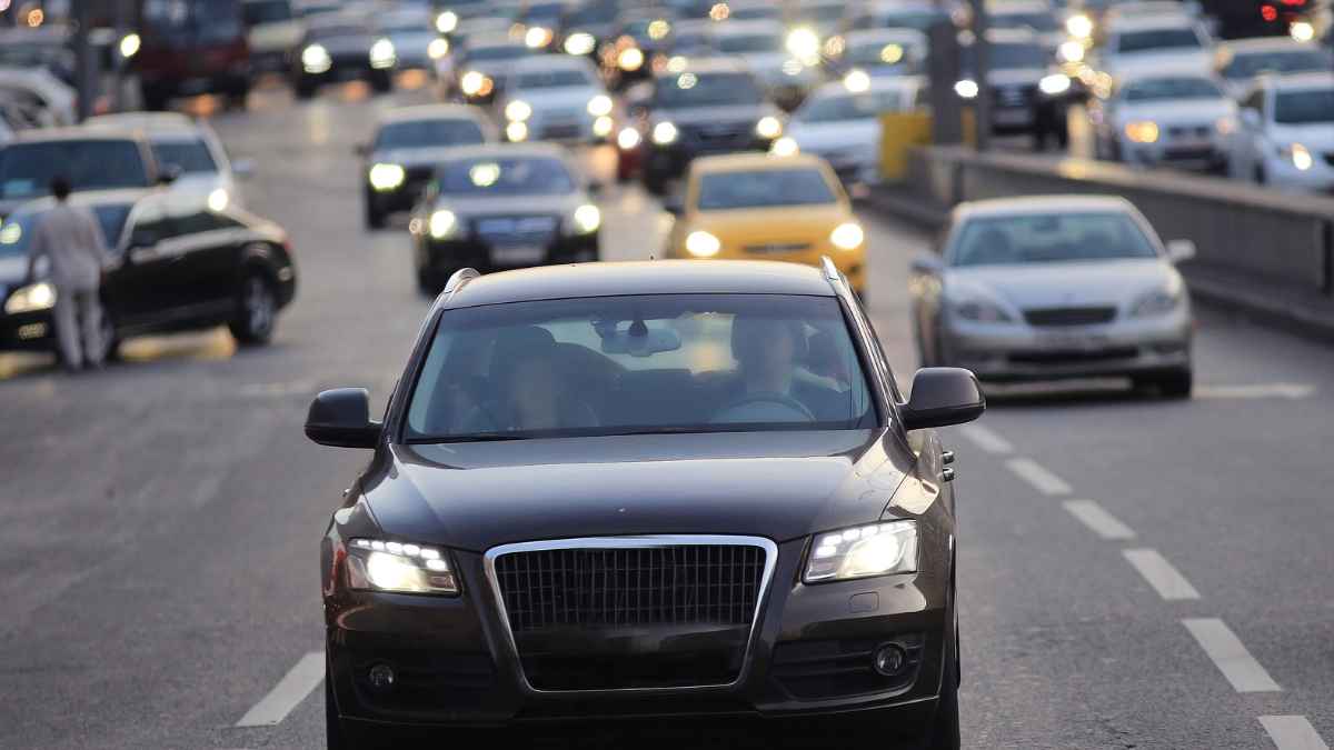 Coches circulando por una ciudad española con la nueva tasa de siete euros semanales