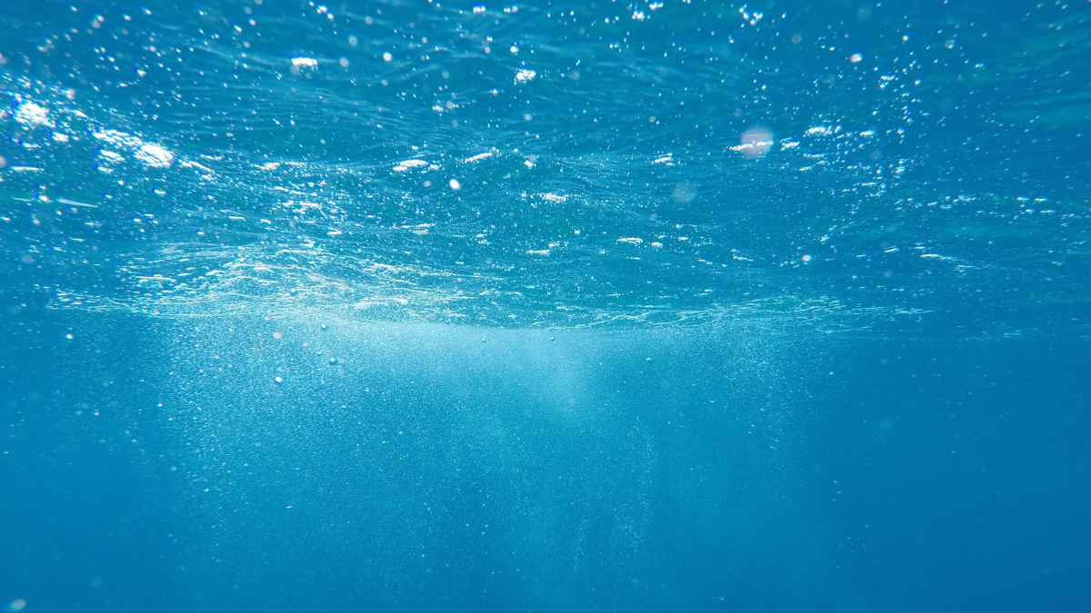 Vista submarina mostrando agua clara, relacionada con el oro disuelto en los océanos y su extracción