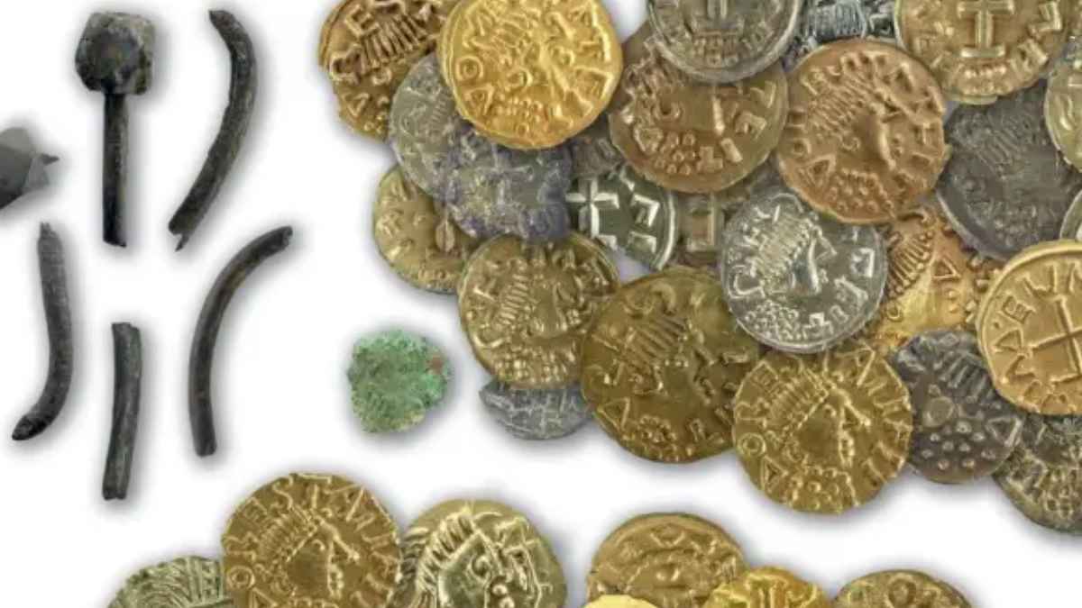 Monedas antiguas de oro y plata encontradas junto a un templo pagano en Hezingen, con más de 300.000 euros en valor.