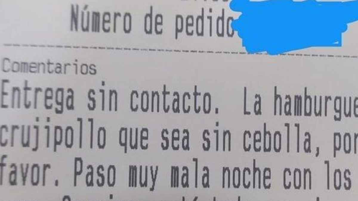 Ticket de pedido en bar de Sevilla con hamburguesa sin cebolla y nota curiosa del cliente