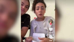 Una trabajadora de 18 años es despedida por abrir unas galletas y un Chupa Chups sin permiso de la empresa: “Pásate por la sede, tenemos que hablar”