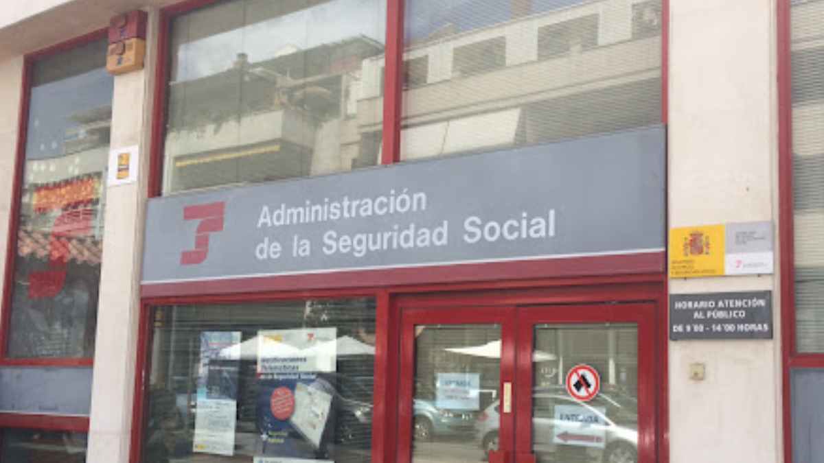 Fachada de la Administración de la Seguridad Social, clave en la sentencia que reconoce incapacidad parcial e indemnización de 60.993 € a una trabajadora