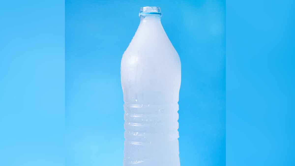 Botella congelada para refrescar habitación en verano