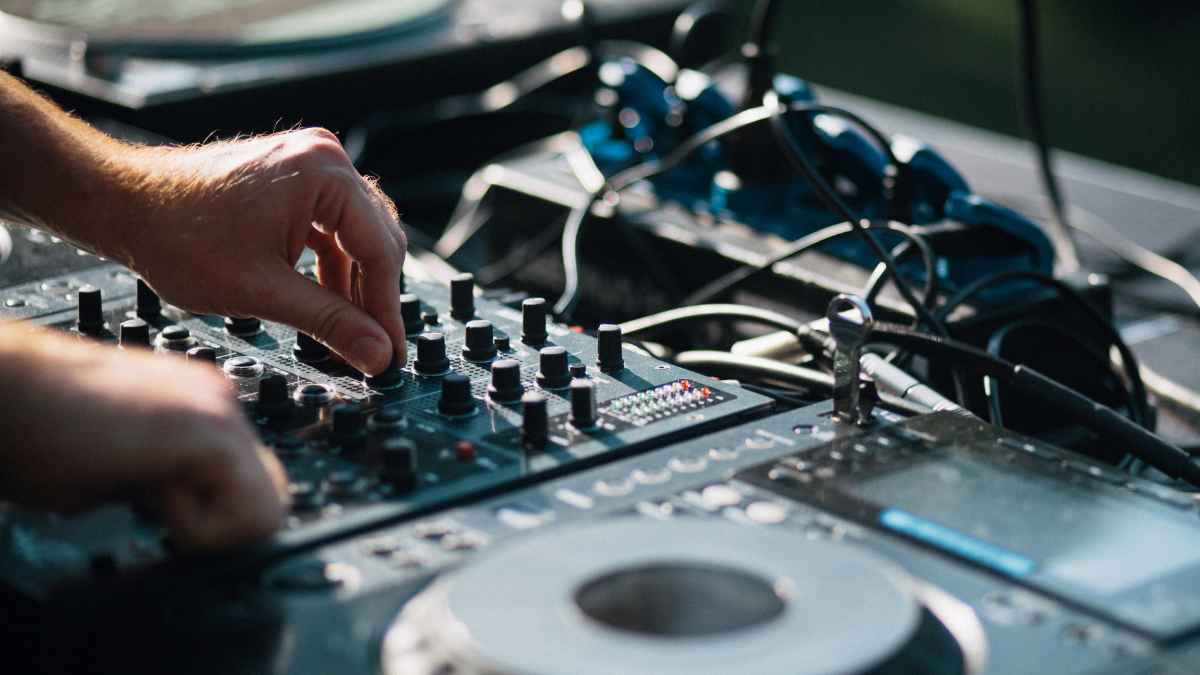Estudiante utilizando mesa de mezclas en los cursos de verano para DJs profesionales de la Universidad
